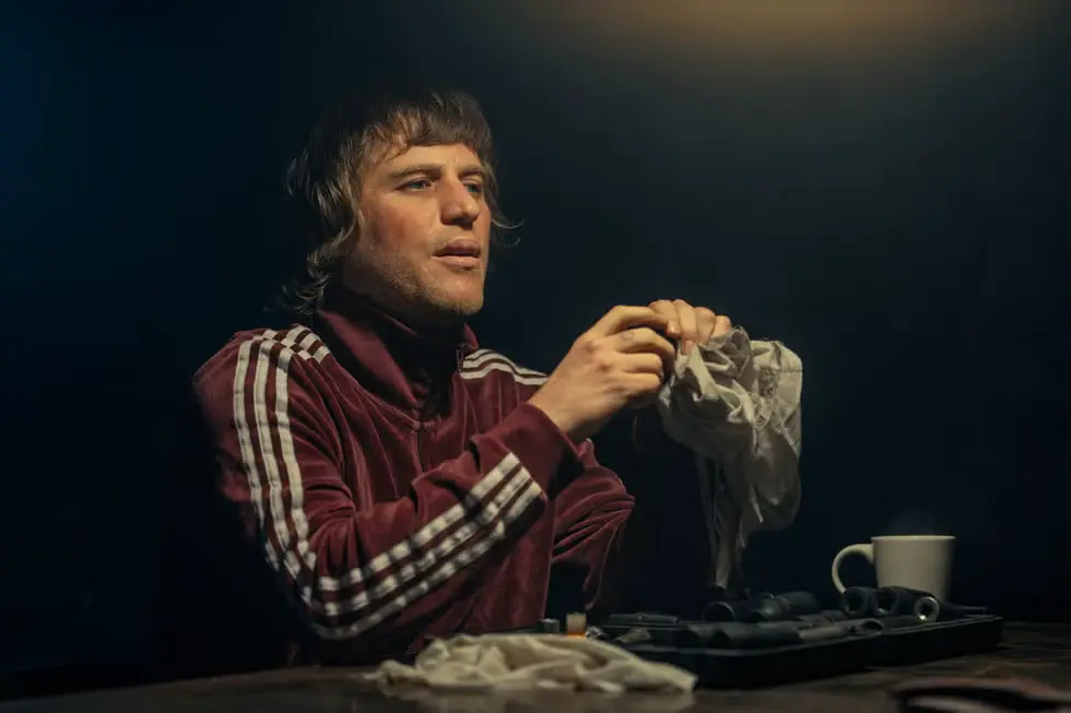Johnny Flynn interpreta Frankie Cooper na segunda temporada da série Terra da Máfia