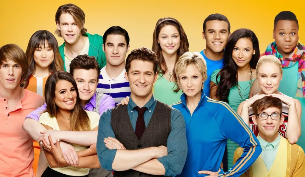 Elenco original de Glee reunido em imagem promocional da série musical que ganhará um reboot