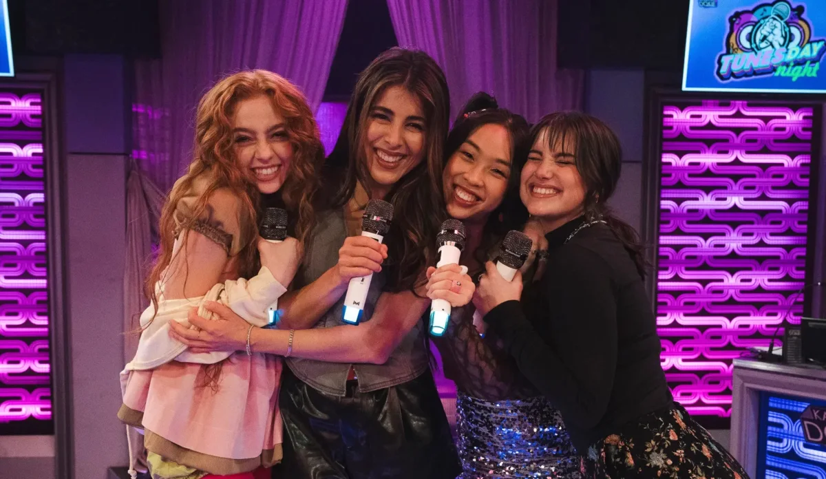 Daniella Monet como Trina Vega em Hollywood Arts, continuação de Brilhante Victória na Netflix