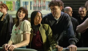 Leo Reich, Emily Fairn e Olive Gray juntos em cena da série It Gets Worse, produzida pela A24