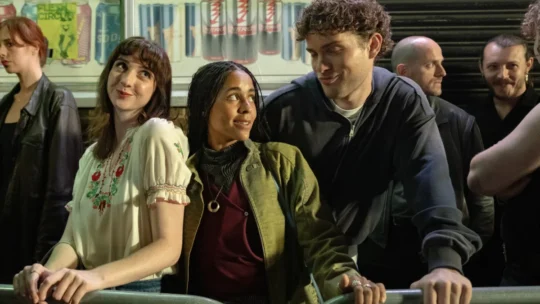 Leo Reich, Emily Fairn e Olive Gray juntos em cena da série It Gets Worse, produzida pela A24