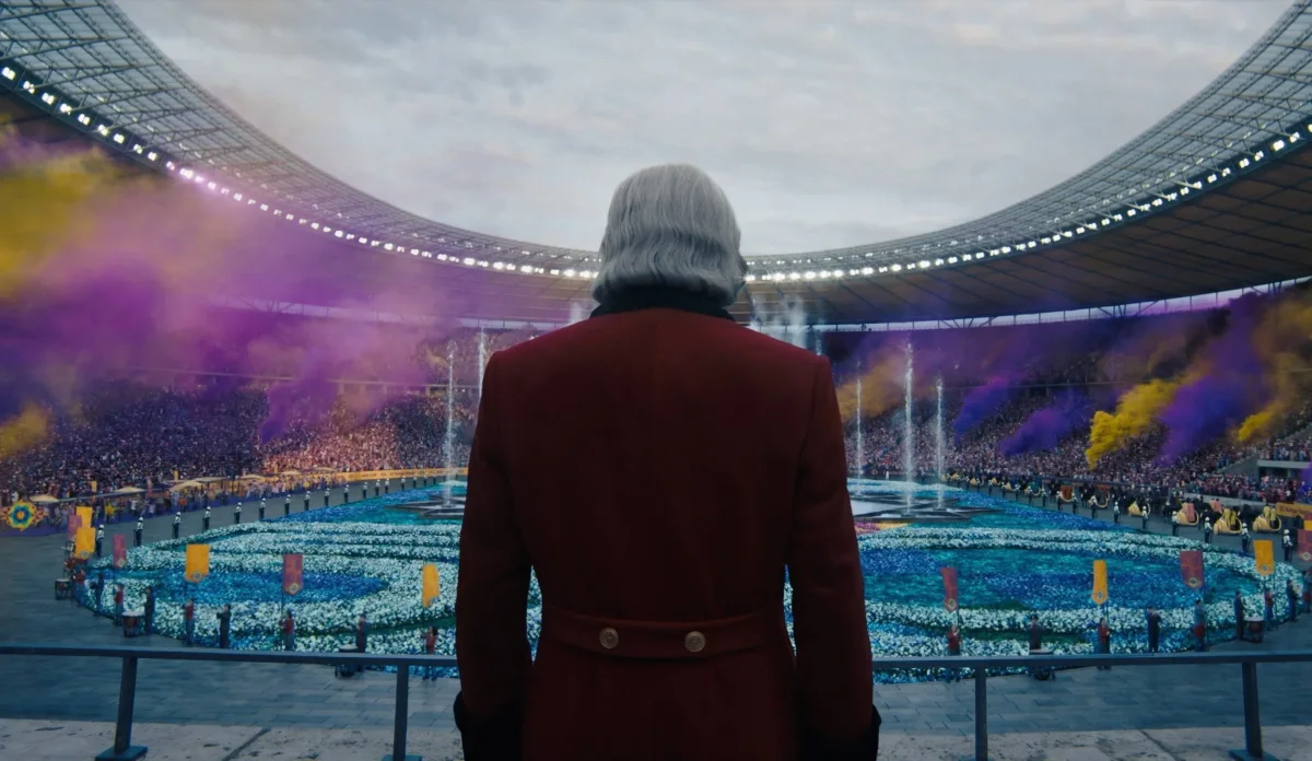Tributos reunidos na arena de Jogos Vorazes: Amanhecer na Colheita