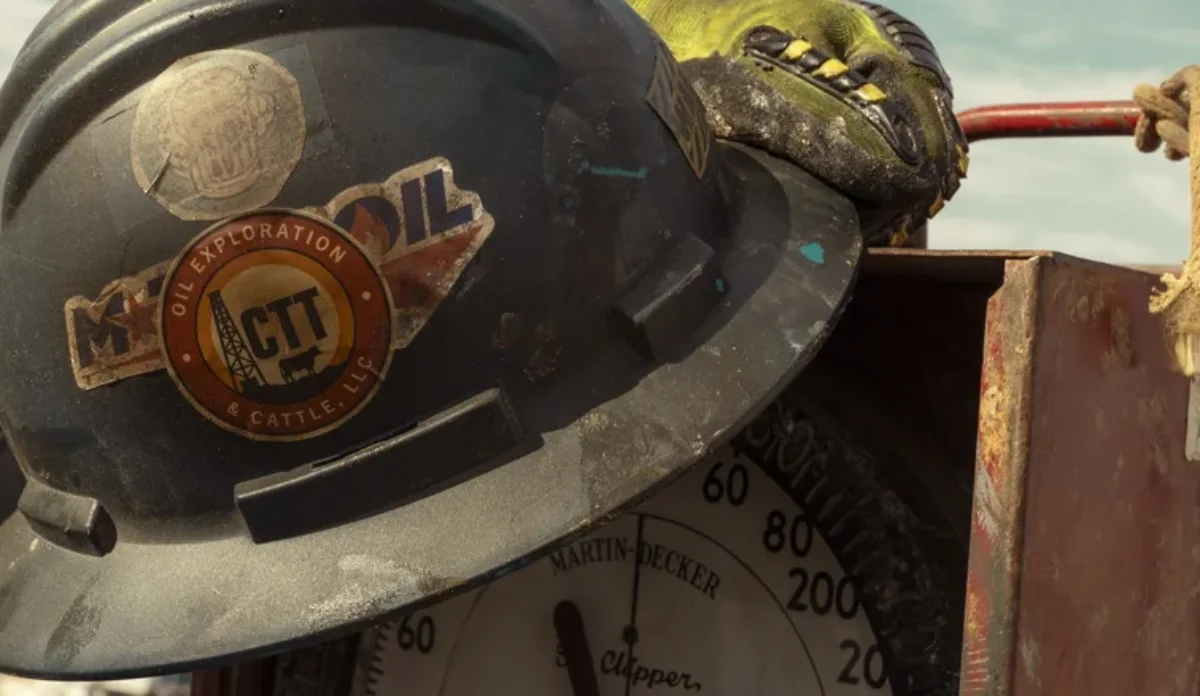 Capacete com logotipo da CTT Oil Exploration & Cattle na terceira temporada de Landman