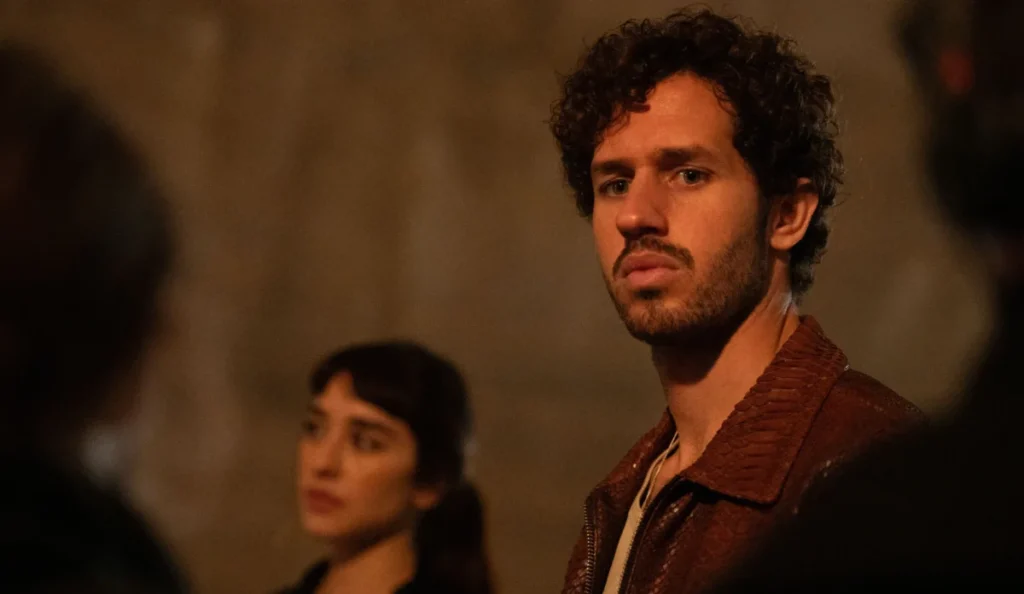 Simona Tabasco e Victor Belmondo interpretam Chiara e Jay no filme Masterplan