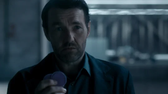 Joel Edgerton interpreta Jason Dessen na segunda temporada da série Matéria Escura