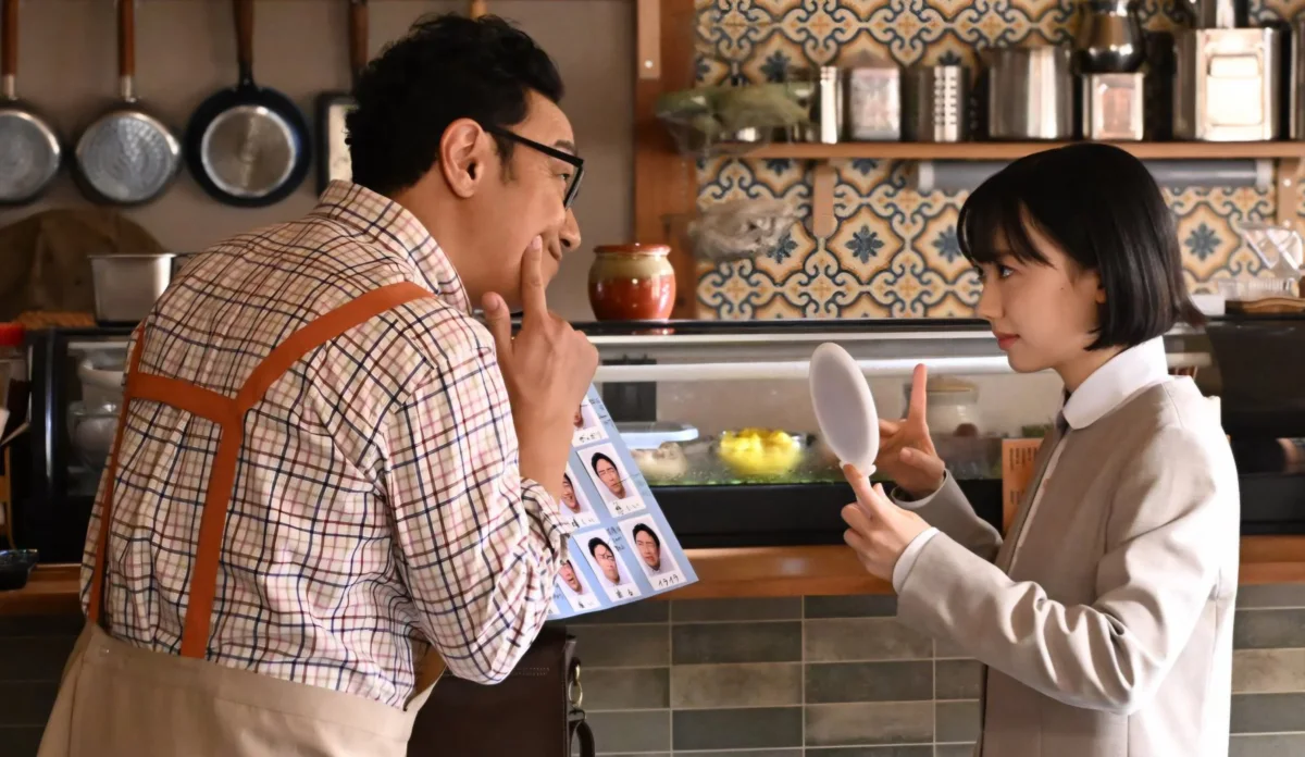 Cena da série japonesa Minami: Uma Advogada Extraordinária com seus personagens principais