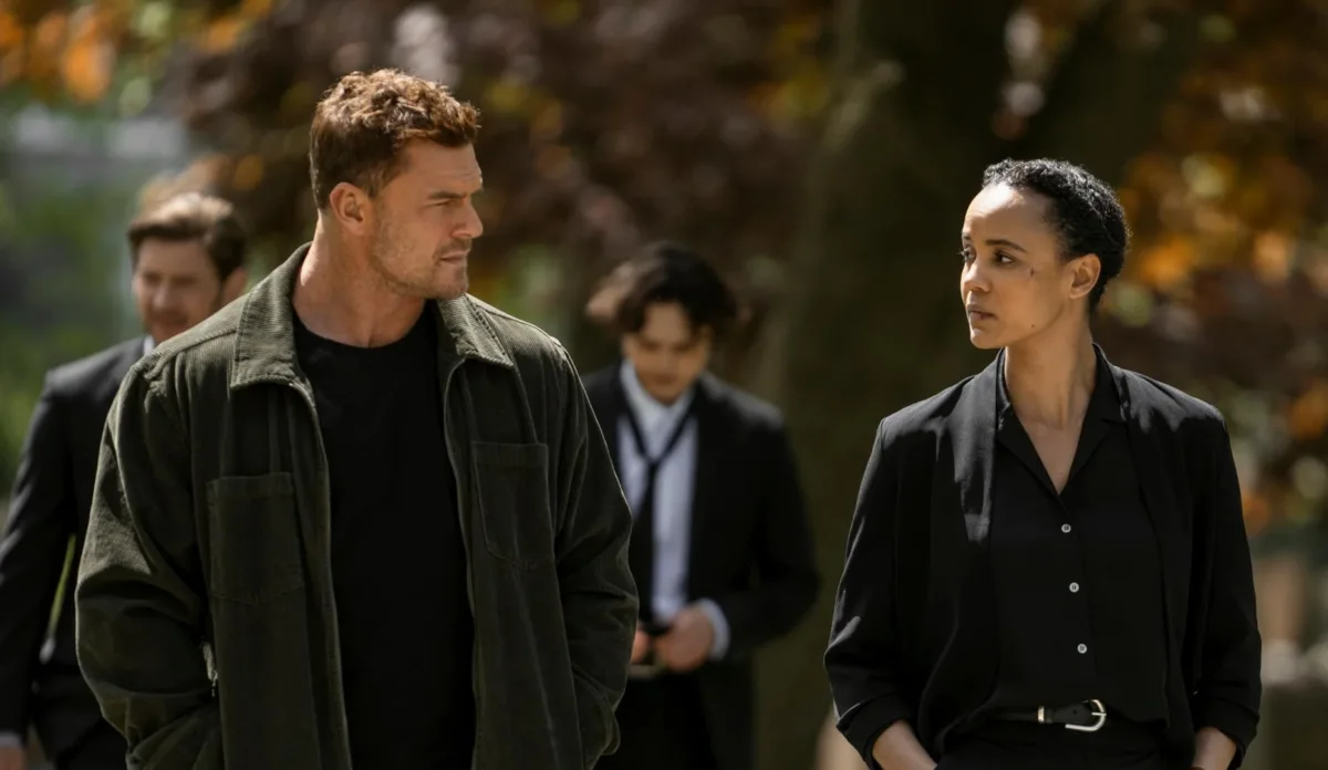 Frances Neagley durante investigação na primeira temporada da série do Prime Video