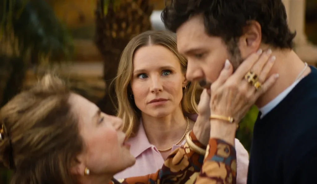 Kristen Bell como Joanne durante a cerimônia de conversão ao judaísmo na praia de Malibu em Ninguém Quer