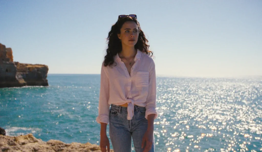 Margaret Qualley como Maya em O Amor de Sua Vida