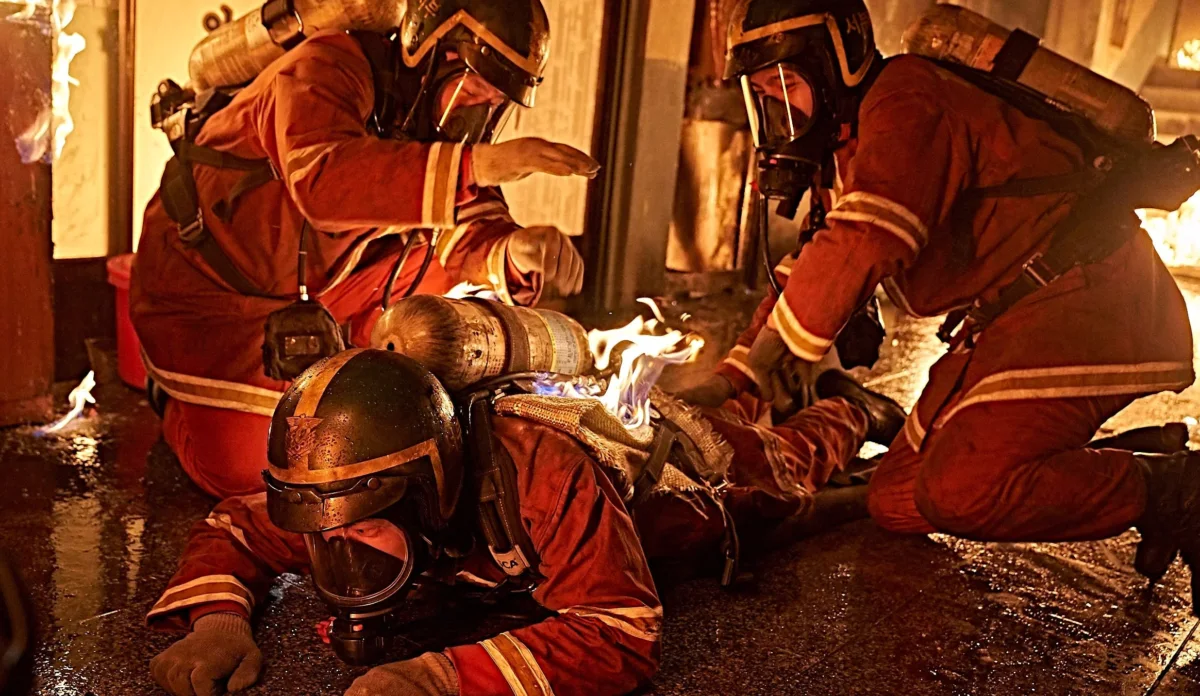 Bombeiros durante operação de resgate no filme Os Bombeiros