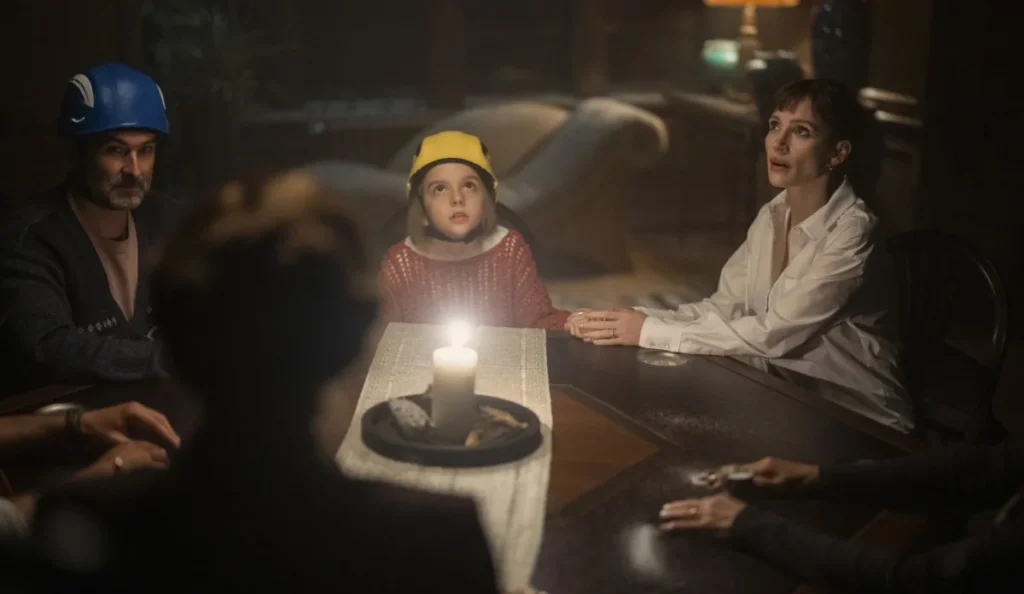 Arabella Olivia Clark interpreta Bela no filme Outra Mamãe, dirigido por Rob Savage