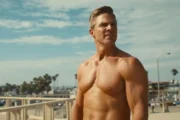 Baywatch ganha trailer com Stephen Amell no comando de nova geração