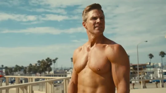 Baywatch ganha trailer com Stephen Amell no comando de nova geração