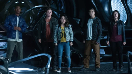 Dacre Montgomery e equipe aparecem caracterizados no filme Power Rangers