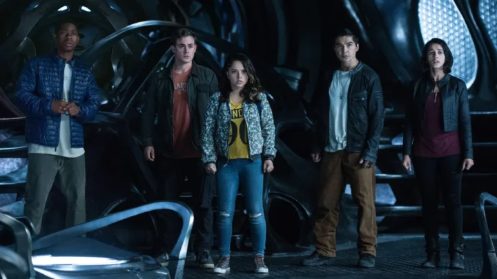 Dacre Montgomery e equipe aparecem caracterizados no filme Power Rangers
