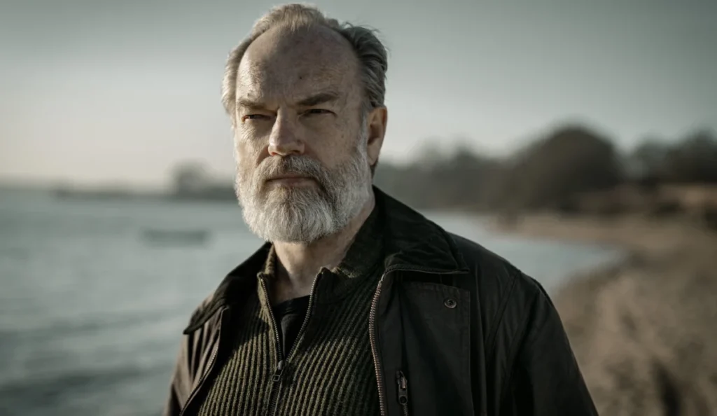 Frank Harkness (Hugo Weaving), pai de River, em cena da série Slow Horses