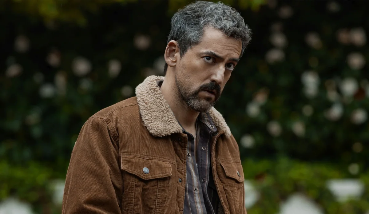 Luis Gerardo Méndez como Ramon no filme Sobrevivência, da Netflix