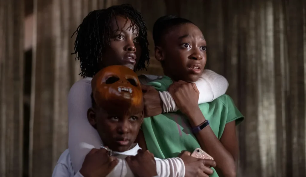 Família Wilson diante de seus sósias no filme Nós
