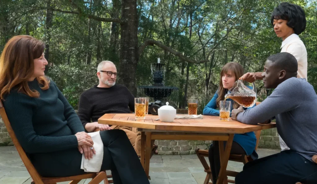 Chris durante visita à família de Rose no filme Corra!