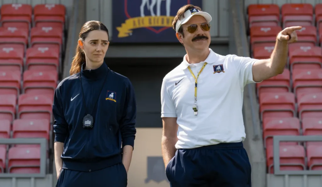 Jason Sudeikis e integrantes da equipe feminina de futebol em Ted Lasso