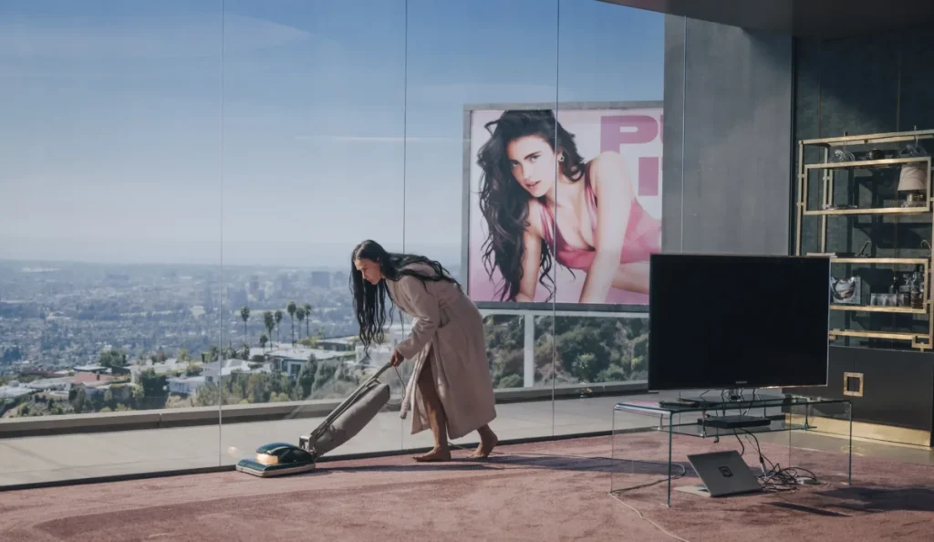 Margaret Qualley como Sue em cena do filme A Substância