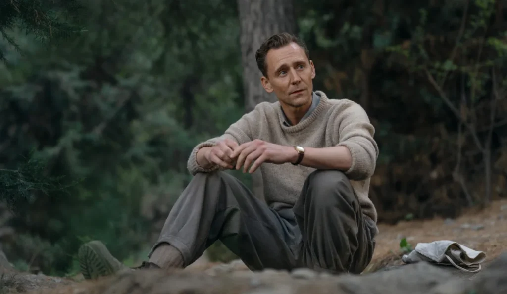 Tenzing Norgay observa a montanha após a escalada em cena do filme da Apple TV