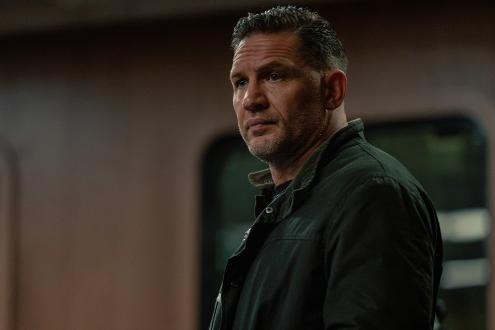 Tom Hardy interpreta Harry Da Souza na segunda temporada da série Terra da Máfia, do Paramount+.