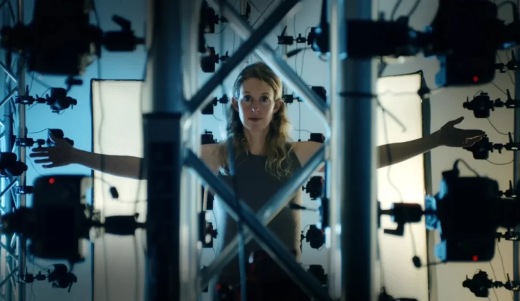 Elizabeth Holmes diante das câmeras no documentário Tudo Pode Ser Visto, dirigido por Nathan Fielder e Lance Oppenheim