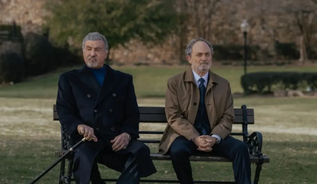 Sylvester Stallone como Dwight Manfredi, protagonista da série policial Tulsa King, do Paramount+.