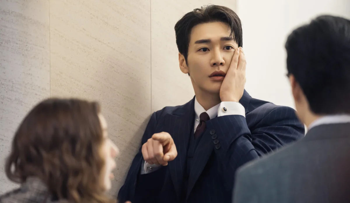 Kim Young-kwang e Chae Soo-bin em cena da série sul-coreana Um Choque de Amor, disponível na Netflix.