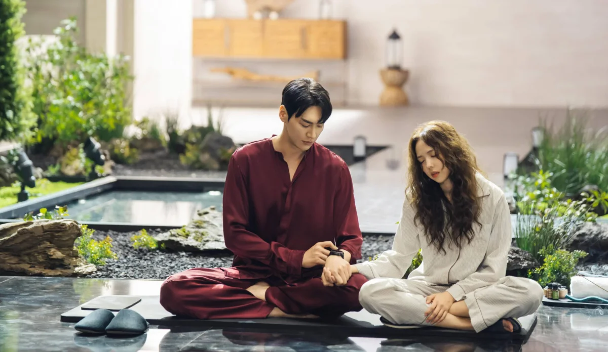 Na Bo-bae e Baek Ho-rang, interpretados por Chae Soo-bin e Kim Young-kwang, vivem um romance em Um Choque de Amor.