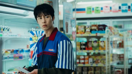 Lee Jae-wook interpreta Hyeok-jun em uma loja de conveniência na série Um Trabalho do Inferno
